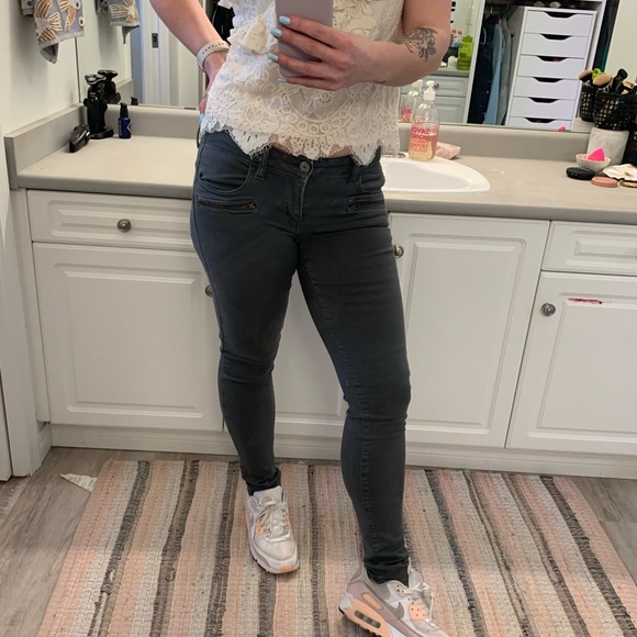 AE Grey Super Low Jegging size 6 long - Picture 6 of 8